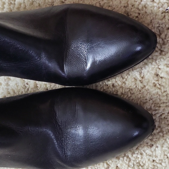 Tahari Penny Black Leather 2.5 in Booties SZ 8M - Picture 2 of 9